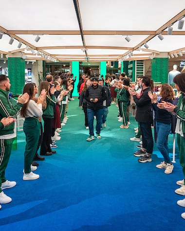 Arrivée des meilleurs clients à la soirée de Noël Lacoste