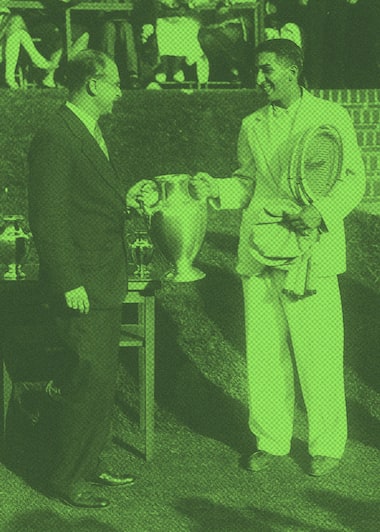 René Lacoste reçoit la coupe du Championnat des États-Unis en 1927