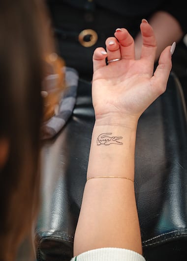 Tatouage éphémère du logo Crocodile Lacoste
