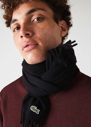 Bonnet Lacoste et une doudounne courte bleue