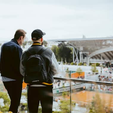 Membres Le Club Lacoste dans la loge Lacoste à Roland-Garros