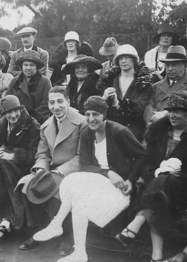 René Lacoste, Suzanne Lenglen et leurs mères respectives assis dans des gradins du court de tennis sur la Côte d’Azur
Sans date, ©Archives Lacoste