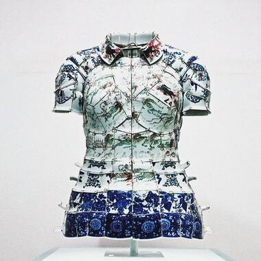 Porcelain polo shirt sculpture by Li Xiao Freng, 2010 ©DR 