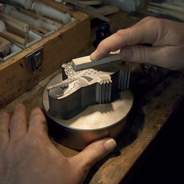 Monnaie de Paris-Kunsthandwerker, der eine Lacoste-Münze herstellt