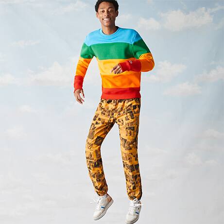 Lacoste x Polaroid mehrfarbiges Sweatshirt und ockerfarbene Hose mit fotografischem Druck