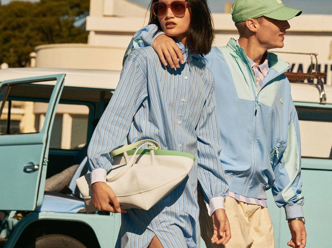 Vestido camisero a rayas azul claro para las mujeres y sudadera de nailon en tonos pastel para los hombres