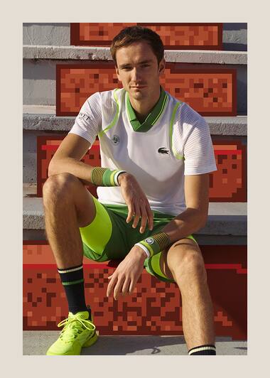 Daniil Medvedev en polo et short de tennis Lacoste X Daniil Medvedev