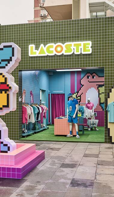 Devanture du pop-up store Lacoste à Shanghai pour la collection "Summer Attitude".