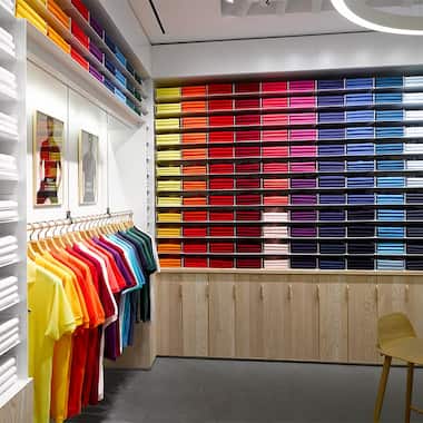 Mur de polos colorés boutique Lacoste