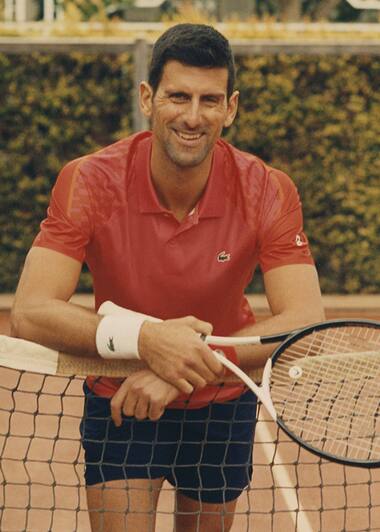 Novak Djokovic en polo et short de tennis Lacoste X Novak Djokovic