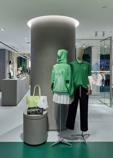 Lacoste apre un flagship store nell'iconico Pedder Building di Hong Kong