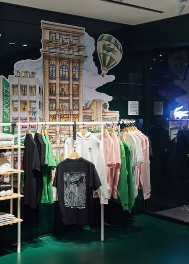 Lacoste apre un flagship store nell'iconico Pedder Building di Hong Kong
