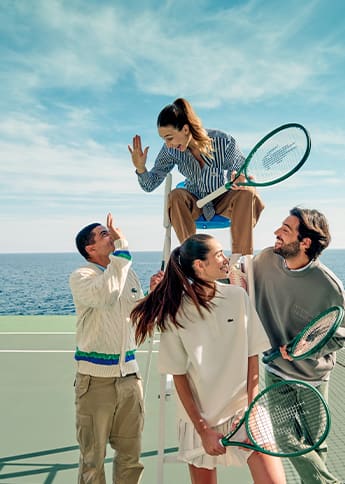 Giocatore di tennis con le racchette Lacoste L23  e L23L