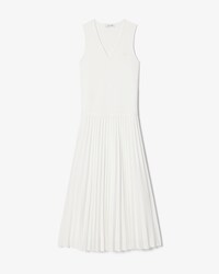 Langes, &auml;rmelloses Faltenkleid