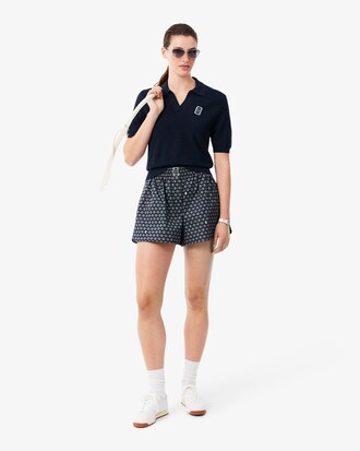 Polo de punto de cuello abierto con insignia y corte regular
