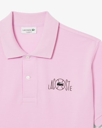 Polo de corte cl&aacute;sico con detalles de marca gr&aacute;ficos