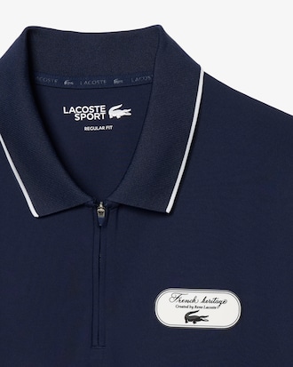 Polo de tenis cl&aacute;sico con insignia decorativa Ultra Dry