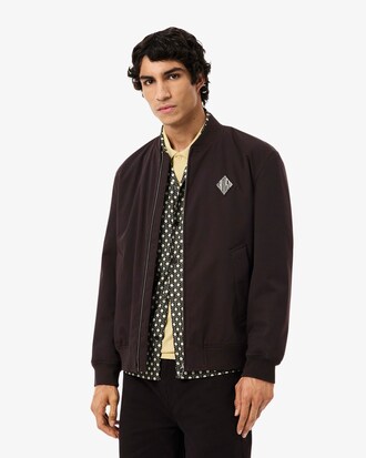 Cazadora tipo bomber hidr&oacute;fuga con insignia retro
