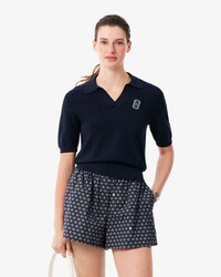 Polo de punto de cuello abierto con insignia y corte regular