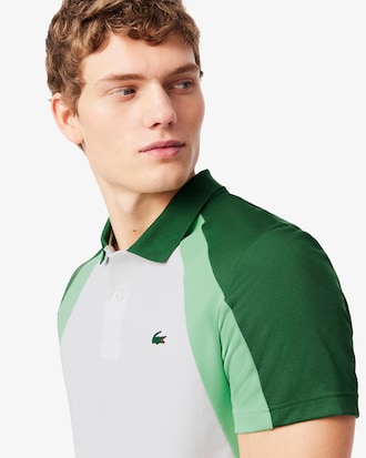 Polo deportivo con estampado y bloques de color