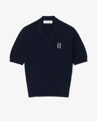 Polo de punto de cuello abierto con insignia y corte regular