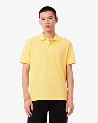 Polo de piqu&eacute; de corte cl&aacute;sico con insignia en contraste