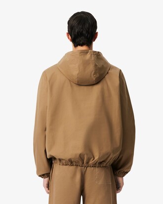 Chaqueta de 1/2 cremallera de lona hidr&oacute;fuga con insignia