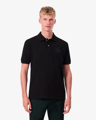 Polo de piqu&eacute; con escudo bordado de corte cl&aacute;sico