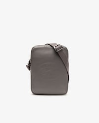 Bandolera vertical de hombre L.12.12 Casual de piel con inscripci&oacute;n en relieve