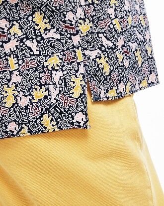 Camisa de mujer regular fit en seda con cuello mao y estampado de Keith Haring