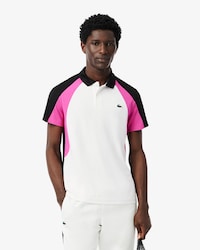 Polo deportivo con estampado y bloques de color