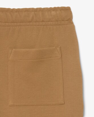 Pantal&oacute;n de ch&aacute;ndal de piqu&eacute; con insignia