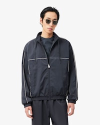 Chaqueta de ch&aacute;ndal hidr&oacute;fuga con ribete en contraste