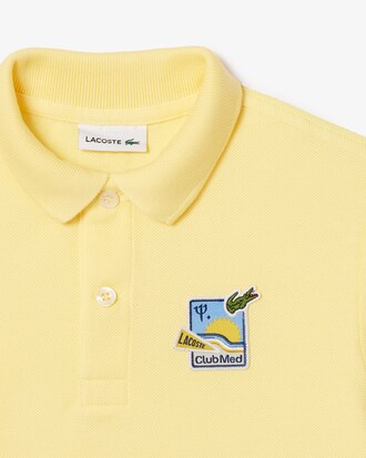 Polo Lacoste &times; Club Med de piqu&eacute; con insignia