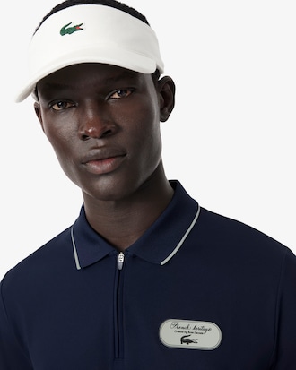 Polo de tenis cl&aacute;sico con insignia decorativa Ultra Dry