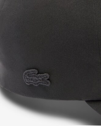 Gorra con insignia hidrófuga
