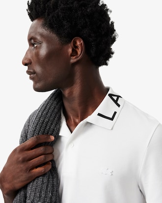 Polo de corte ajustado con detalles de marca en jacquard