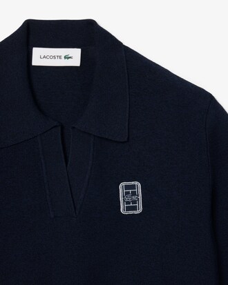 Polo de punto de cuello abierto con insignia y corte regular