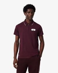 Polo de tenis cl&aacute;sico con insignia decorativa Ultra Dry