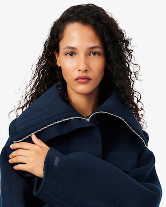 Chaqueta de lana cropped con cuello alto de canal&eacute;