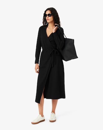 Vestido cruzado con cuello polo y corte ajustado