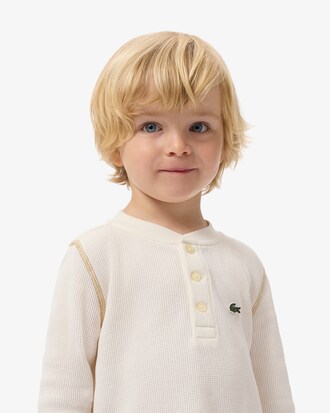Camiseta con botones de punto gofrado
