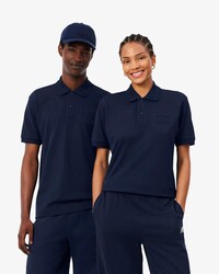Polo de corte cl&aacute;sico con detalles de marca en relieve
