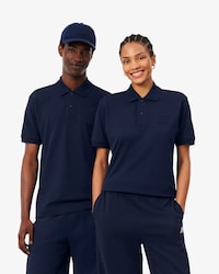 Polo de corte cl&aacute;sico con detalles de marca en relieve
