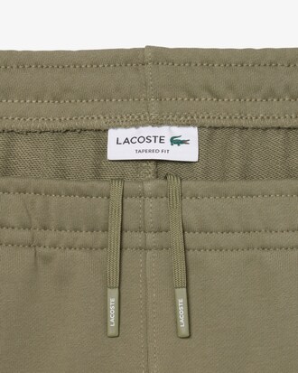 Pantal&oacute;n de ch&aacute;ndal con raya y logotipo