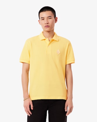 Polo de piqu&eacute; de corte cl&aacute;sico con insignia en contraste