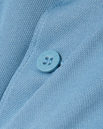 Polo de corte regular con protecci&oacute;n UV