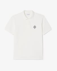 Polo de piqu&eacute; de corte cl&aacute;sico con insignia en contraste