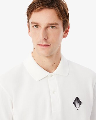 Polo de piqu&eacute; de corte cl&aacute;sico con insignia en contraste