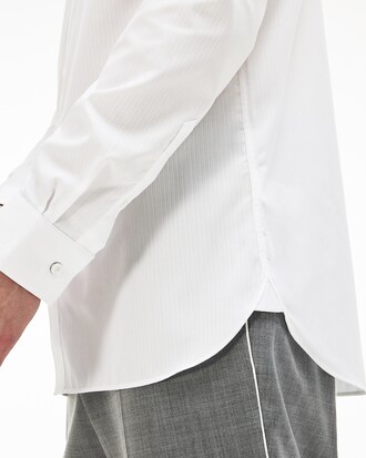 Camisa de hombre regular fit en popel&iacute;n de algod&oacute;n texturizado con bolsillo en el pecho